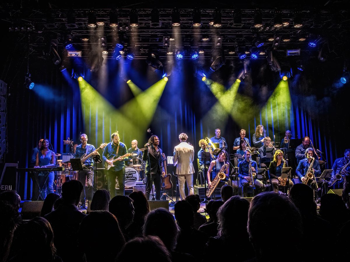 De volledige band op het podium van De Boerderij in Zoetermeer